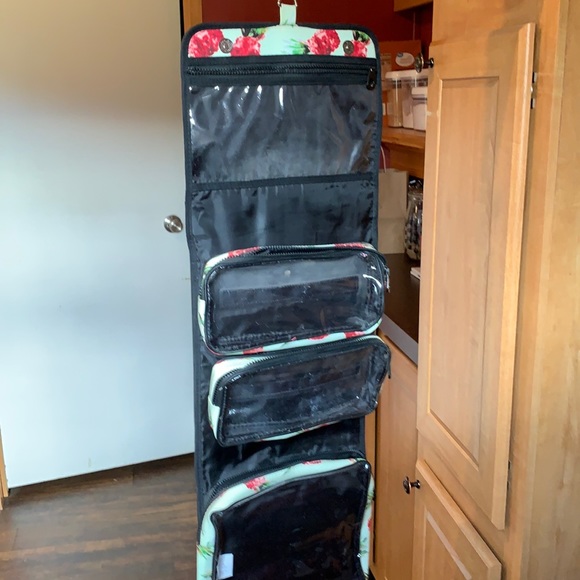 Toiletry case. Floral - Picture 2 of 6